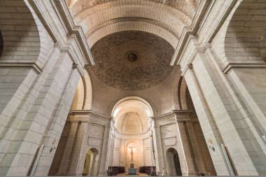 Santo Domingo de siloları, İspanya - 11 Ekim 2016: Santo Domingo de siloları, Burgos, İspanya eski yapısıdır Kilisesi'nin iç.