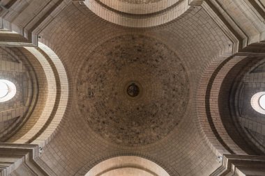 Santo Domingo de siloları, İspanya - 11 Ekim 2016: Santo Domingo de siloları, Burgos, İspanya eski yapısıdır Kilisesi'nin iç.