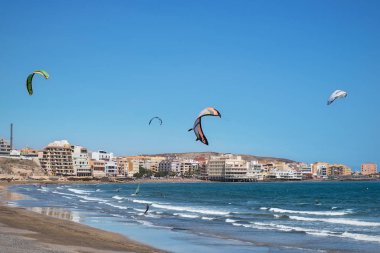 El Medano, Tenerife - 16 Şubat: Kitesurfers el Medano Beach üzerinde 16 Şubat 2016. El Medano plajıdır kitesurfing ve sörf için bir dünya ünlü yer.