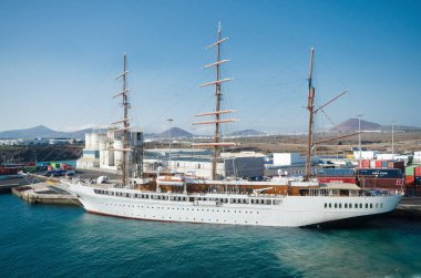 Lanzarote, İspanya - Kasım 8,2015: yelkenli gemi deniz bulut II demirledi Lanzarote Harbor'da Kasımda 8,2015 içinde Lanzarote, Kanarya Adaları, İspanya.