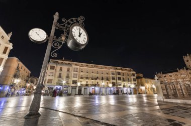 Leon, İspanya - 22 Ağustos 2014: Gece sahne üzerinde 22 Ağustos 2014 yılında Leon, İspanya Ortaçağ Leon şehrin merkezindeki ana Meydanı.