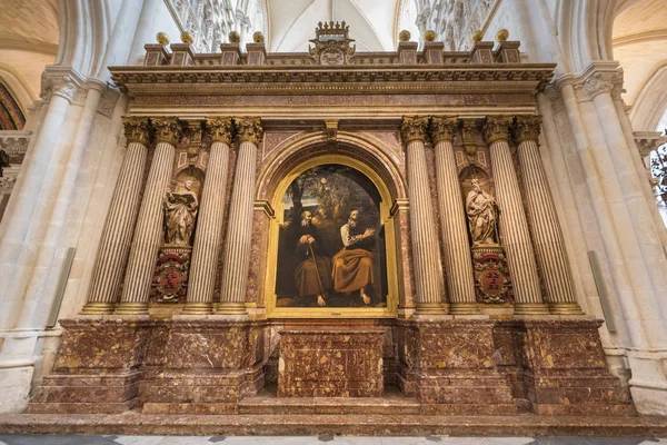 Burgos, España - 4 de octubre de 2016: Interior de la famosa catedral gótica de Burgos el 4 de septiembre de 2016 en Burgos, España . — Foto de Stock