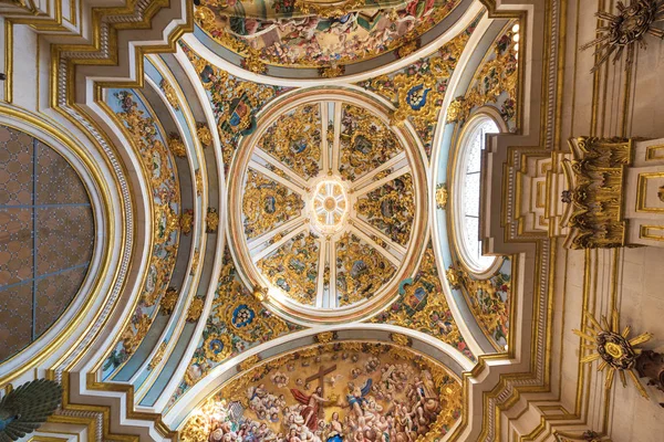 Burgos, España - 4 de octubre de 2016: Interior de la famosa catedral gótica en un día soleado el 4 de septiembre de 2016 en Burgos, España . — Foto de Stock