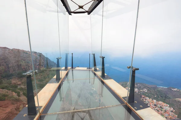 Mirador de Abrante con balcón de observación de vidrio sobre el pueblo de Agulo en la parte norte de la isla de La Gomera, España —  Fotos de Stock