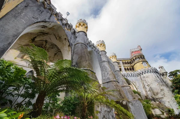 Fachada del Palacio Nacional de Peña en Sintra, Portugal . — Foto de Stock