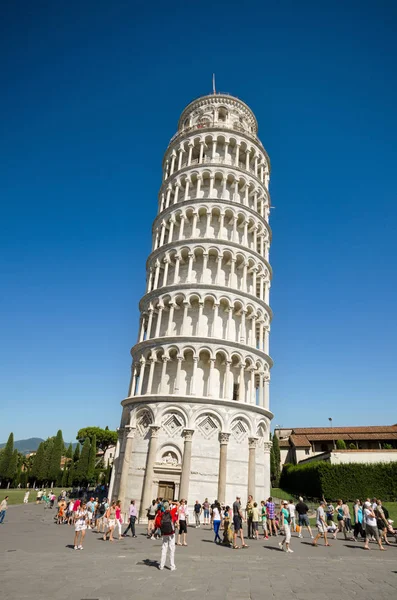 Pisa, Olaszország - augusztus 17, 2013: Turista híres olasz landmark Pisa torony a 2013. augusztus 21.. — Stock Fotó