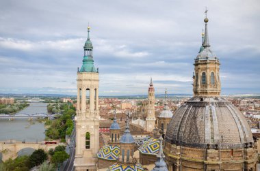 Zaragoza cityscape, kubbe ve çatı kiremitleri gelen kule, Katedrali-bazilika ayağı Our Lady, üstten görünüm havadan görünümü