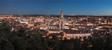 Gece Panoraması Burgos ortaçağ şehir, Castilla y Leon, İspanya.