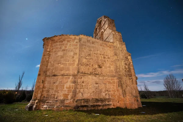 Escena nocturna de una antigua ermita en Burgos, Castilla y León , — Foto de Stock