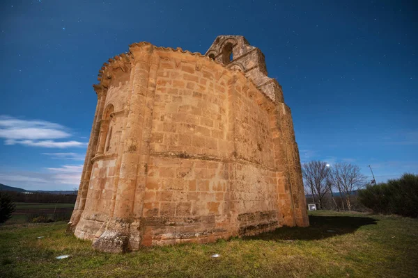 Escena nocturna de una antigua ermita en Burgos, Castilla y León , — Foto de Stock