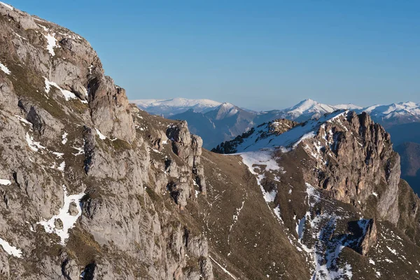 Paisagem de Inverno nas montanhas de Picos de Europa, Cantabria, Espanha . — Fotografia de Stock