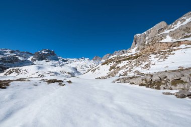 Kış manzara Picos de Europa Dağları, Cantabria, İspanya.