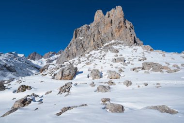 Kış manzara Picos de Europa Dağları, Cantabria, İspanya.