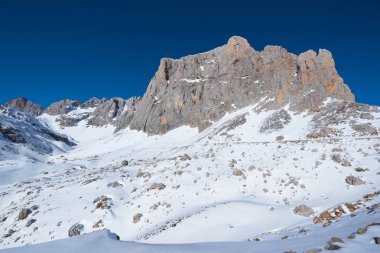 Kış manzara Picos de Europa Dağları, Cantabria, İspanya.