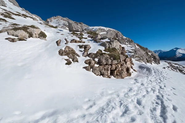 Winterlandschap in Picos de Europa bergen, Cantabrië, Spanje. — Stockfoto