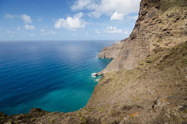 Paisaje Tenerife. Acantilados de Teno en la isla del norte de Tenerife, Islas Canarias, España . — Foto de Stock