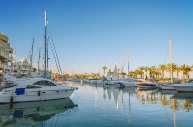 Yatlar Marina Port alacakaranlıkta Benalmadena, Malaga, İspanya.