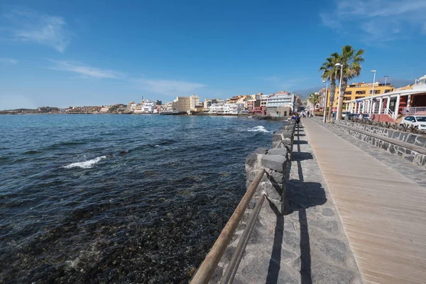 El Medano, Spanje - 12 December 2015: Zonnige ochtend in El Medano stad kustlijn, op 12 december 2015 in Tenerife, Spanje. — Stockfoto