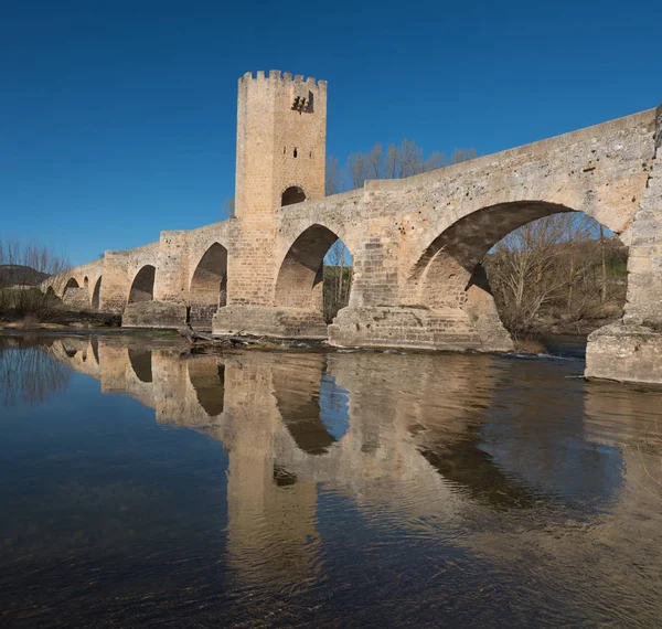 Средневековый мост через реку Эбро в древнем городе Фриас, Бургос, Испания . — стоковое фото