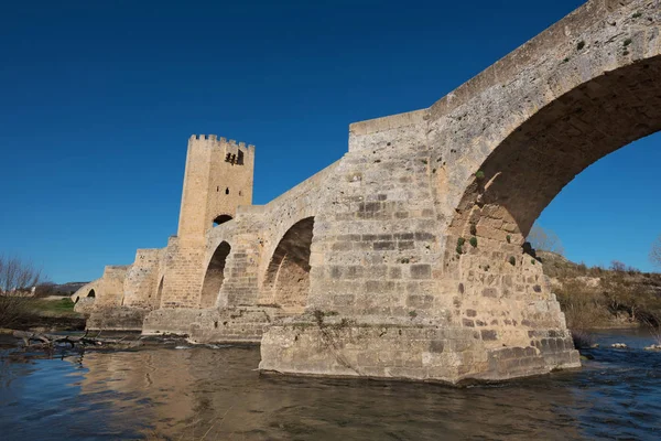 Puente medieval sobre el río Ebro en la antigua ciudad de Frias, Burgos, España . — Foto de Stock