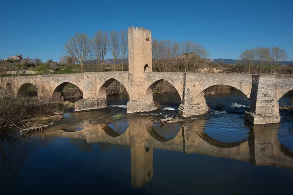 Puente medieval sobre el río Ebro en la antigua ciudad de Frias, Burgos, España . — Foto de Stock