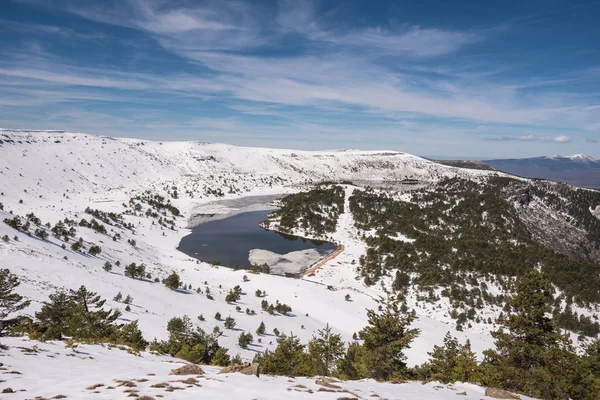 Paisaje invernal Parque de lagunas de Neila, en Burgos, Montaña Demanda — Foto de Stock