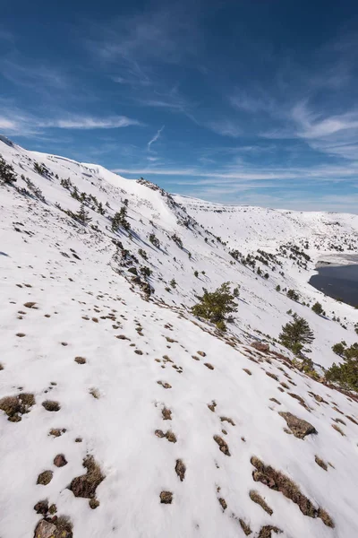 Paysage montagneux hivernal du parc des lagunes de Neila, à Burgos, Dema — Photo