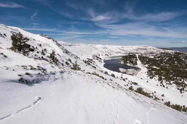 Paisaje invernal del parque de lagunas de Neila, en Burgos, monte Demanda — Foto de Stock