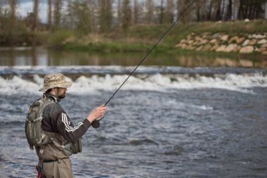 Trespaderne, İspanya - 2 Nisan 2017: 2 Nisan 2017 Trespaderne, İspanya Nela nehrinde balık adam.