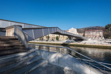 Bilbao cityscape, köprüden Ria Nervion, Bilbao, Bask ülke, İspanya.