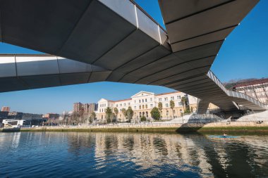 Bilbao cityscape, köprüden Ria Nervion, Bilbao, Bask ülke, İspanya.