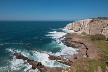 Azkorri kayalıklarla ve Sahili Getxo, Bilbao, Bask Ülkesi, İspanya.
