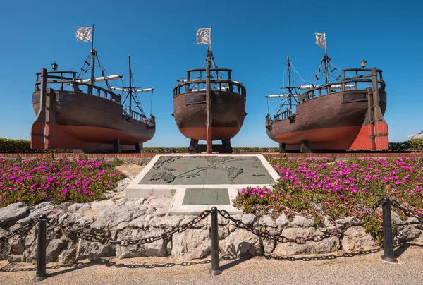 Santander, İspanya - 20 Nisan 2017: anıt Christopher Colombus caravel gemi copys Amerika için keşfetmek, Magdalena park, Santander, Cantabria, İspanya