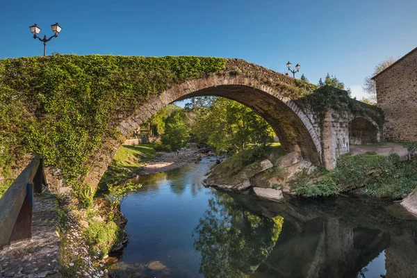 Middeleeuwse brug over de rivier van de Miera in Lierganes, Cantabria, Spanje. — Stockfoto