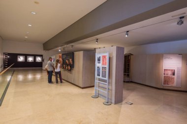 Santillana del Mar, İspanya - 19 Nisan 2017: iç Altamira mağara müze. Bu müze Show'da dünya en önemli prehistorik sanat keşif tarihinin 19 Nisan 2017 yılında Santilla del Mar, Cantabria, İspanya.