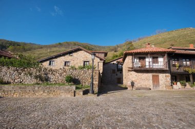 Barcena Belediye Başkanı köy, tipik taş Cantabria, İspanya'da evler..