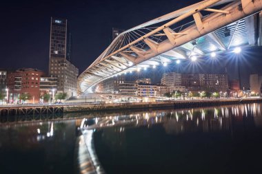 Bilbao cityscape ve gece, Bilbao yaya zubizuri Köprüsü