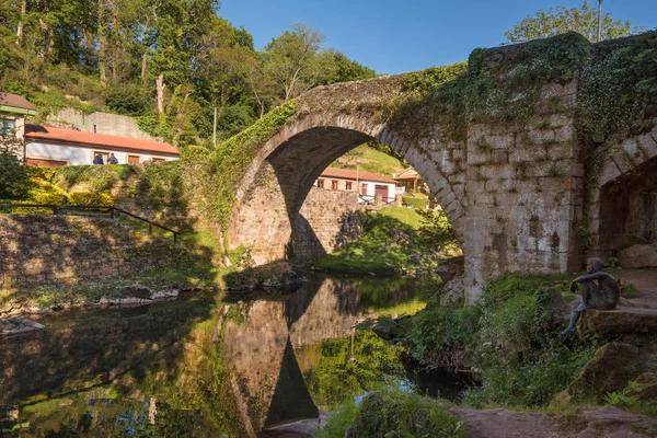 Puente medieval sobre el río Miera en Lierganes, Cantabria, España . — Foto de Stock