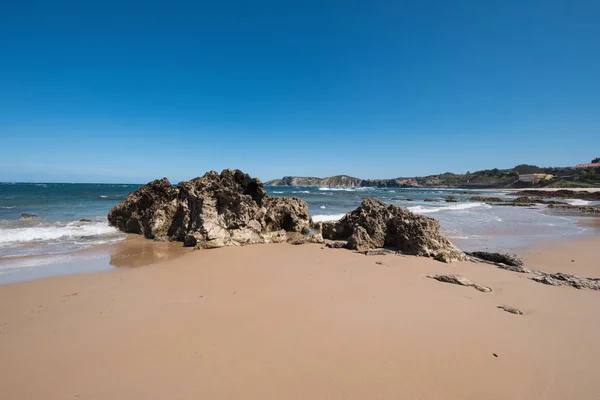 Playa panorámica en el pueblo turístico de Comillas, Cantabria, España . — Foto de Stock