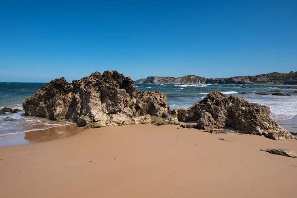 Playa panorámica en el pueblo turístico de Comillas, Cantabria, España . — Foto de Stock