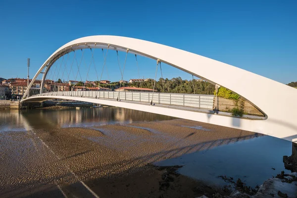 Paisaje urbano y puente de Plencia, Vizcaya, País Vasco, España . — Foto de Stock