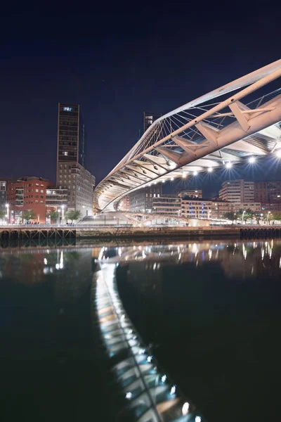 毕尔巴鄂城市景观和行人祖里人行大桥夜景，毕尔巴鄂 — 图库照片