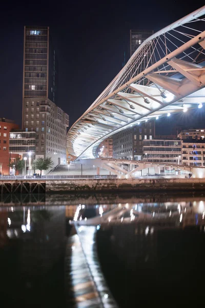 Puente zubizuri peatonal y paisaje urbano de Bilbao por la noche, Bilbao — Foto de Stock