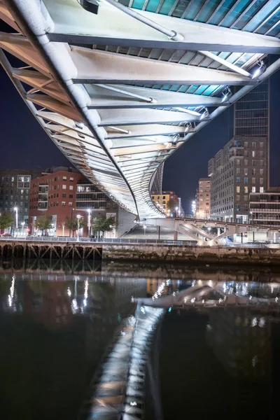 Puente zubizuri peatonal y paisaje urbano de Bilbao por la noche, Bilbao — Foto de Stock