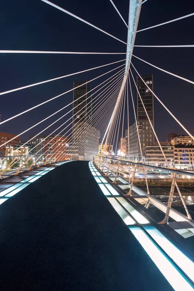 Bilbao cityscape ve gece, Bilbao yaya zubizuri Köprüsü — Stok fotoğraf