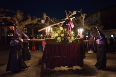 Briviesca, İspanya - 14 Nisan 2017: Paskalya holly hafta gece geçit üzerinde 14 Nisan 2017 yılında Briviesca, Burgos, İspanya.