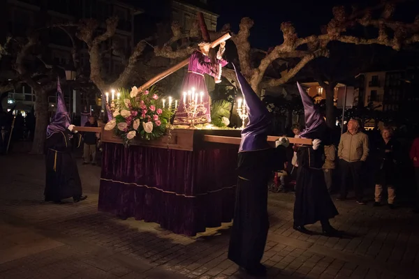 Briviesca, spanien - 14. april 2017: oster holly week night prozession am 14. april 2017 in briviesca, burgos, spanien. — Stockfoto