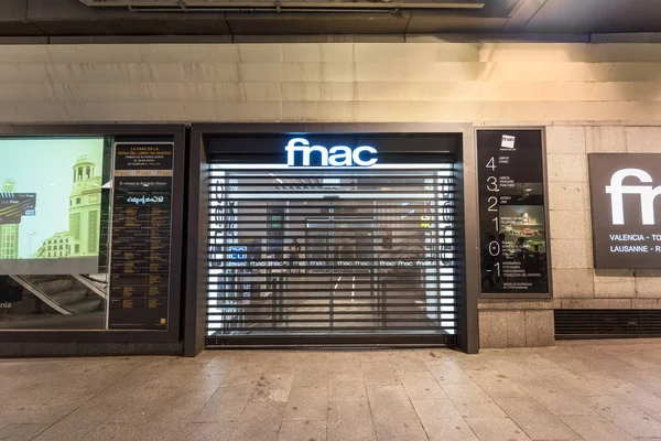 Madrid, İspanya - 25 Mayıs 2017: Fnac Madrid Preciados strreet deposunda. Fnac Fransız Kültür ve elektronik ürünlerinin dağıtımına uzmanlaşmış mağazalar zinciridir.