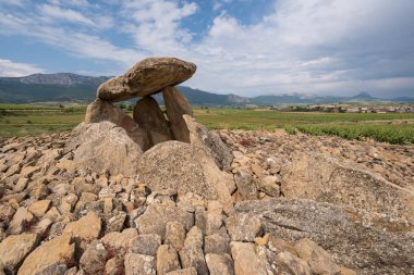 Megalitik Dolmen Chabola de la Hechicera, La Guardia, Bask Ülkesi, İspanya.