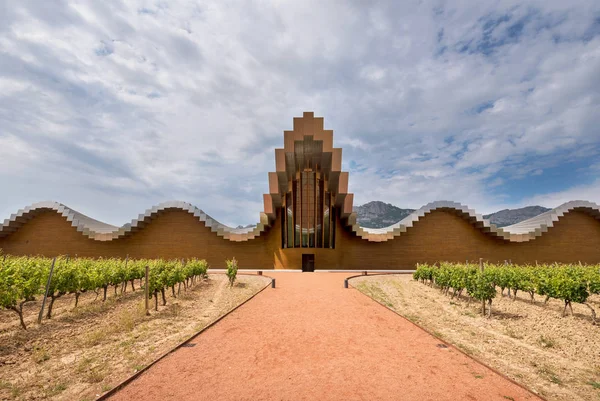La Guardia, Espanha - 29 de maio de 2017: Adega moderna de Ysios em 29 de maio de 2017 em Laguardia, País Basco, Espanha Esta vinícola moderna foi projetada por Santiago Calatrava . — Fotografia de Stock